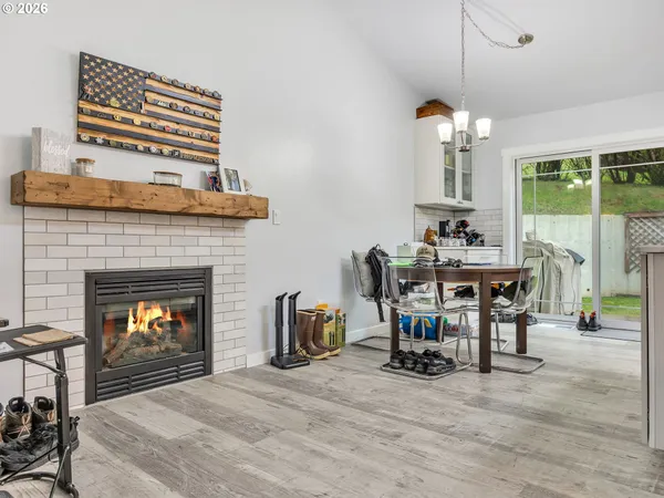 a view of a livingroom with fireplace and furniture