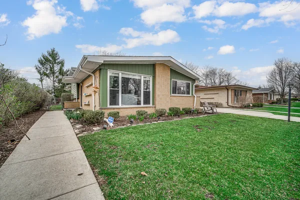 $3,000 | 1416 North Highland Avenue, Arlington Heights, IL 60004