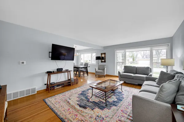 $3,000 | 1416 North Highland Avenue, Arlington Heights, IL 60004