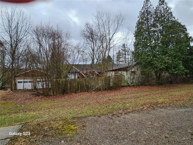 a view of a yard with a house