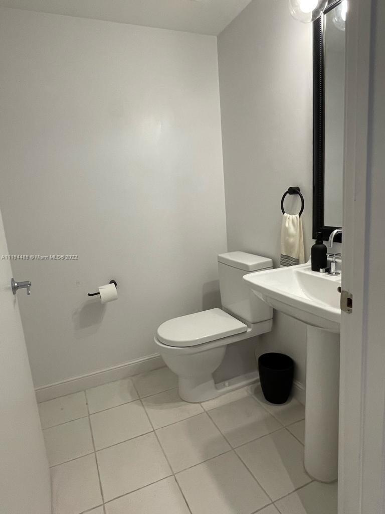 185 Southwest 7th Street, Unit 2703 Miami, FL 33130 - Photo 8 of 16 a bathroom with a toilet and a sink