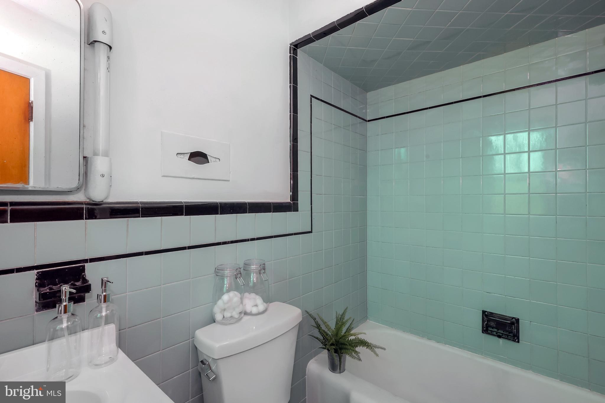 262 Ellis Road Havertown, PA 19083 - Photo 25 of 41 a bathroom with a shower a sink and a toilet