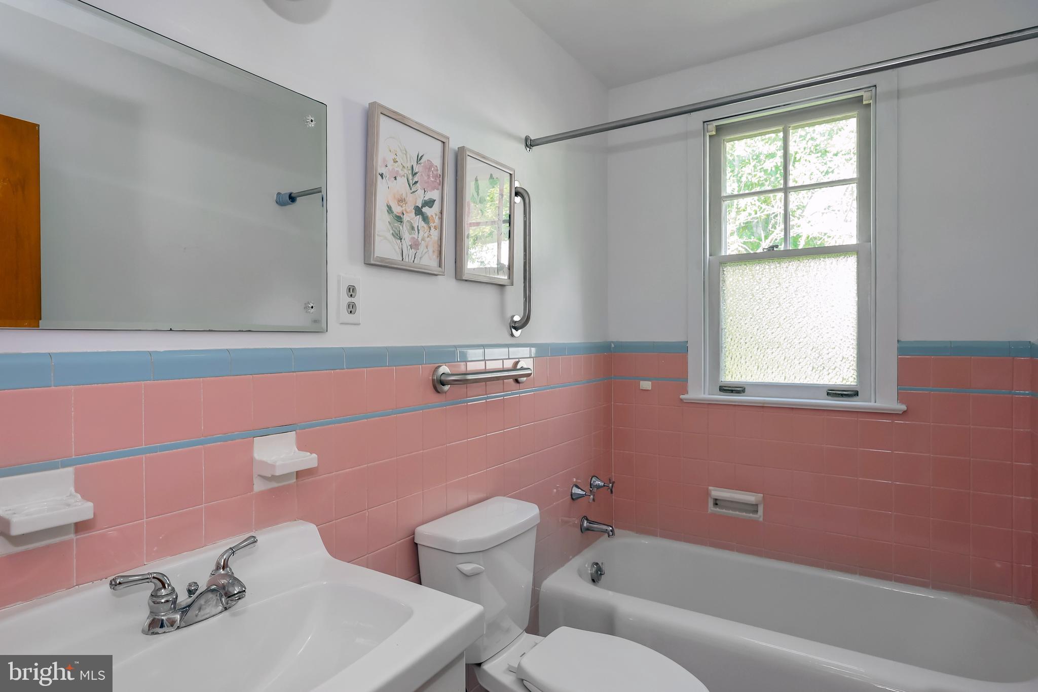 262 Ellis Road Havertown, PA 19083 - Photo 29 of 41 a bathroom with a sink mirror and toilet