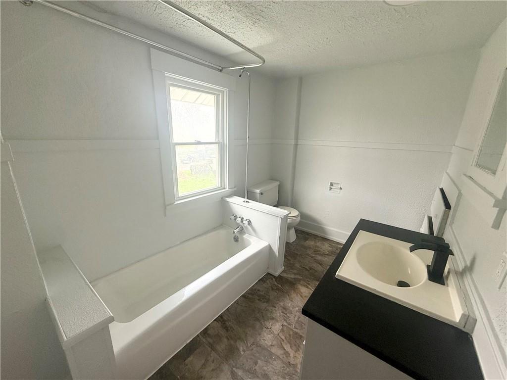 726 Baldwin Avenue Sharon, PA 16146 - Photo 5 of 11 a bathroom with a sink and bathtub