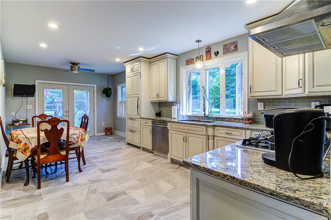 231 Shady Valley Road Coventry, RI 02816 - Photo 20 of 46 Eat-in Kitchen