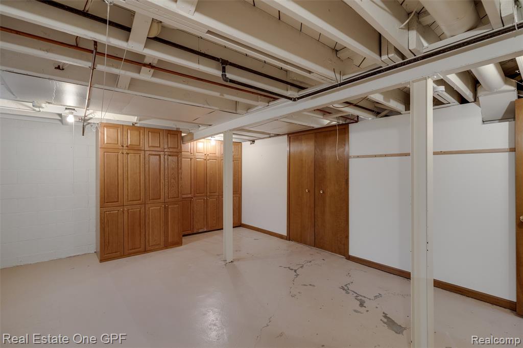 1488 Roslyn Road Grosse Pointe Woods, MI 48236 - Photo 26 of 40