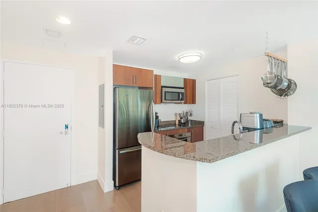 $699,000 | 300 South Biscayne Boulevard, Unit T2612, Miami, FL 33131