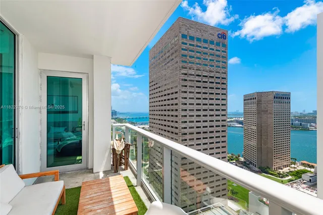 $699,000 | 300 South Biscayne Boulevard, Unit T2612, Miami, FL 33131