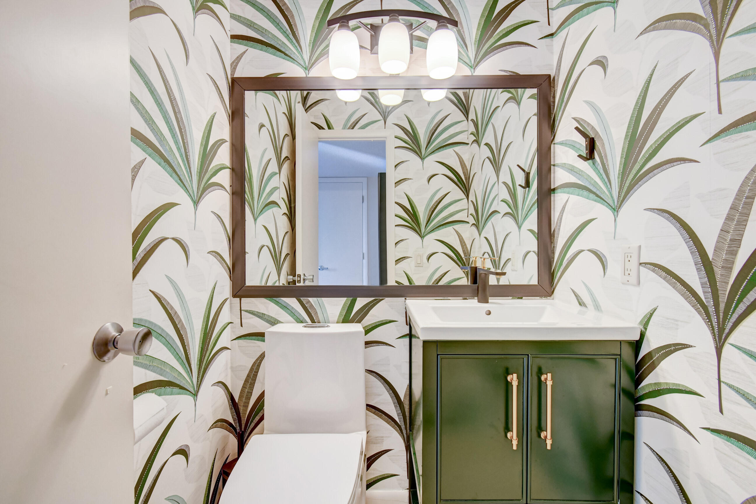 11171 Oakdale Road Boynton Beach, FL 33437 - Photo 20 of 57 First floor bathroom