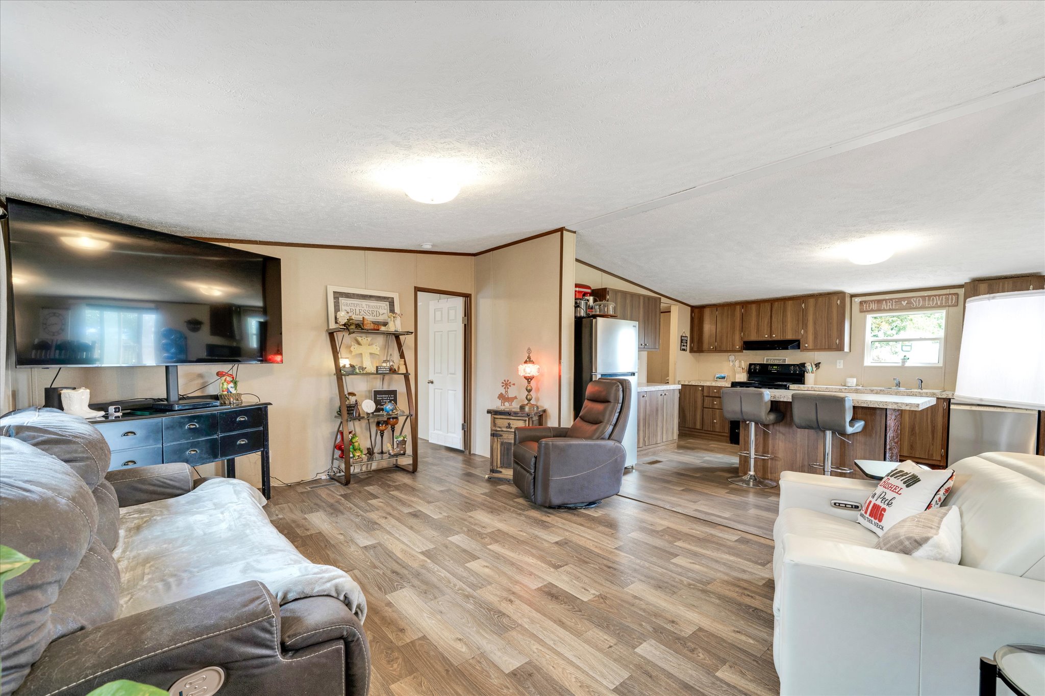 2755 Washburn Road Luling, TX 78648 - Photo 9 of 40 An open concept living area boasts a kitchen with an eat-in island, ideal for entertaining.