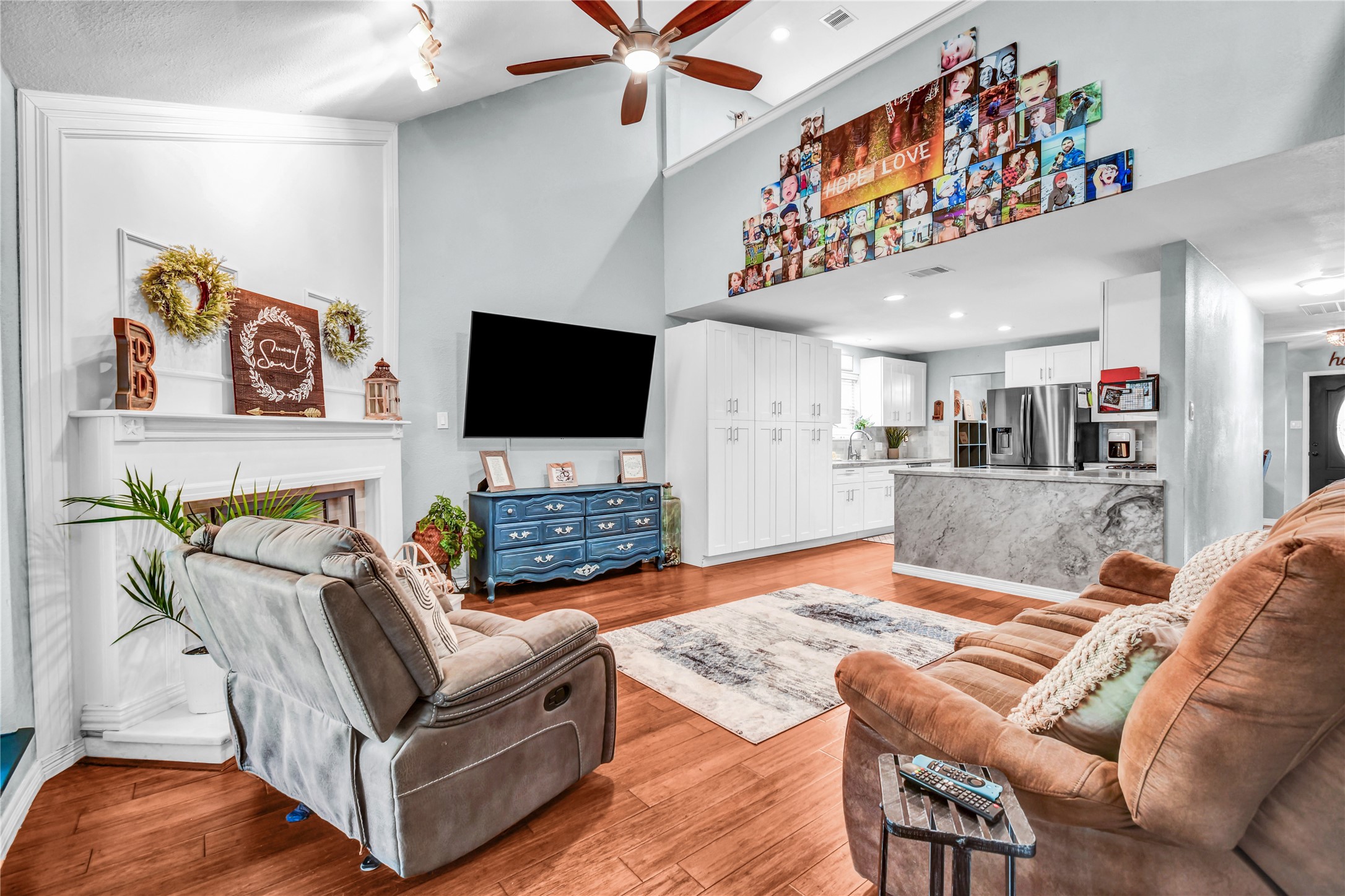 257 North Ranch House Road Angleton, TX 77515 - Photo 18 of 49 high ceilings in living room