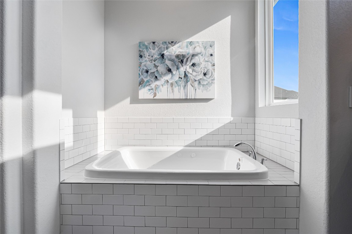 504 Loyal June Trail Leander, TX 78641 - Photo 15 of 16 a bathroom with a bathtub