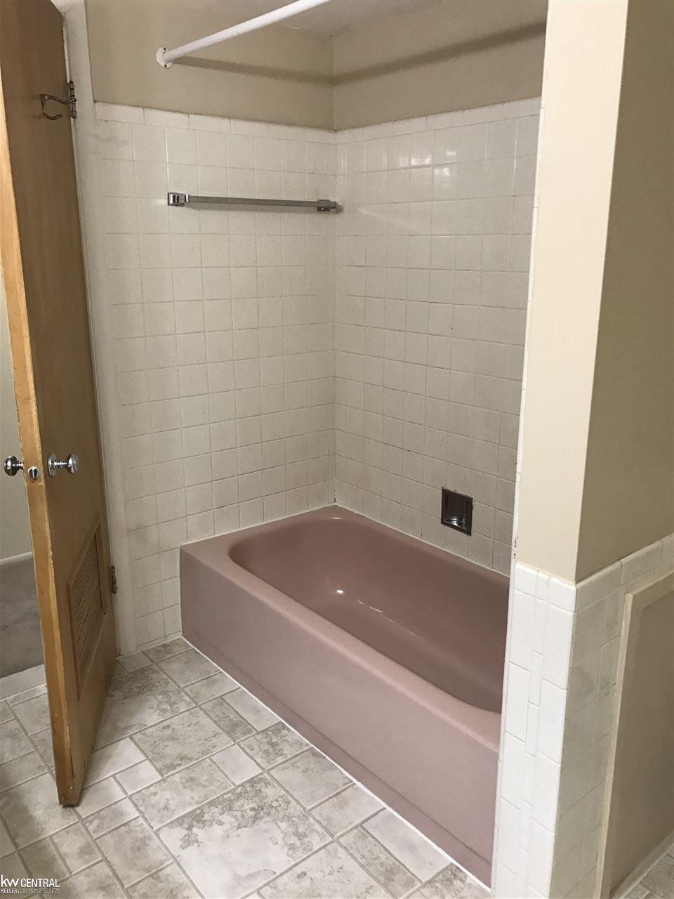 29554 Hoover Road Warren, MI 48093 - Photo 16 of 28 Full Bathroom