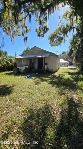 a view of a house with a yard