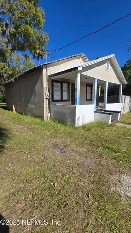 a view of a house with a yard