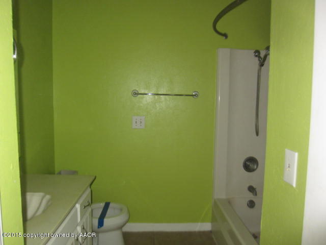 5202 Royce Drive Amarillo, TX 79110 - Photo 13 of 18 hall bath