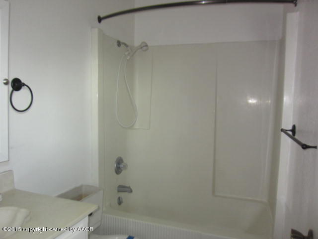5202 Royce Drive Amarillo, TX 79110 - Photo 15 of 18 master bath