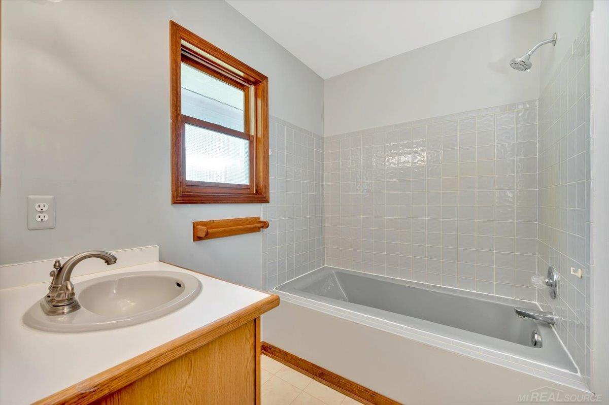 3052 Thomas Road Oxford, MI 48371 - Photo 16 of 24 50150845-14885e34-1935-4ced-8e72-be7fd1c72d9a.JPG