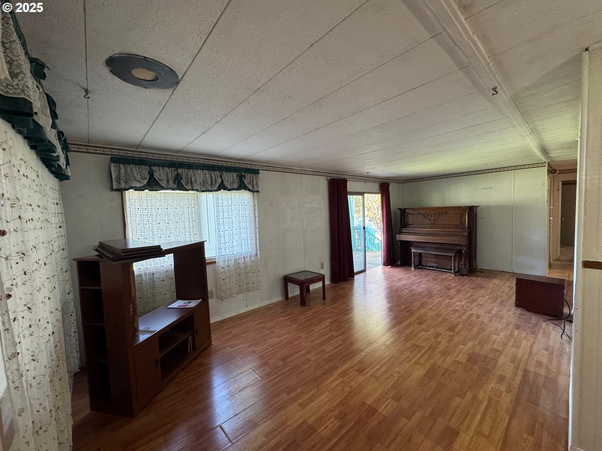 656 Applegate Avenue Yoncalla, OR 97499 - Photo 4 of 13