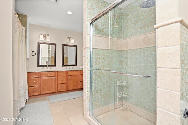 a black and white photo of a room