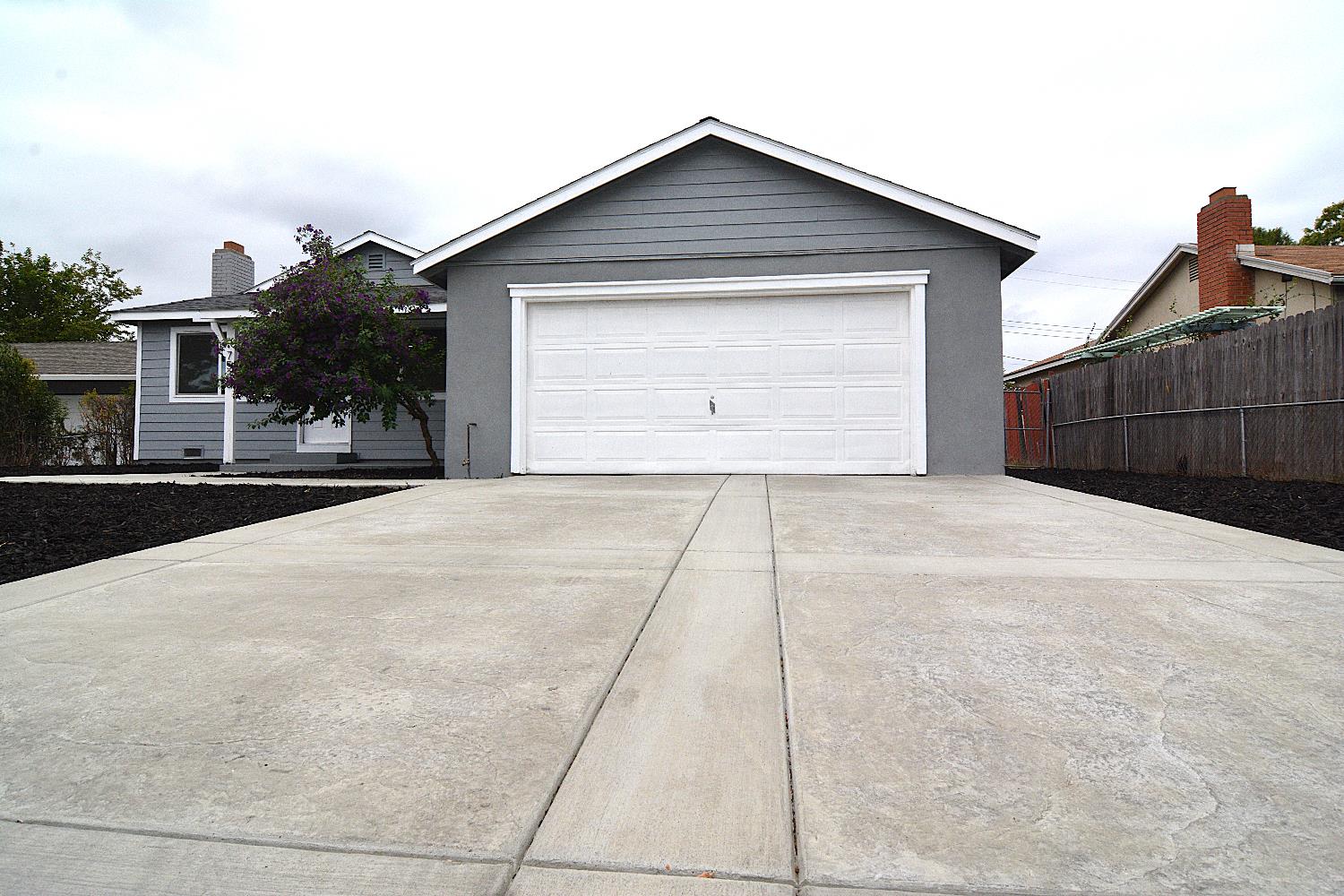7536 Cosgrove Way Sacramento, CA 95822 - Photo 4 of 22 a view of a house with a outdoor space