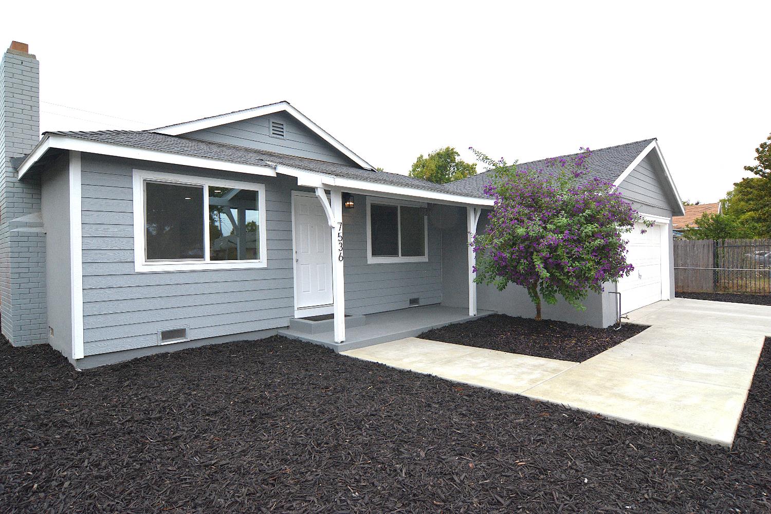 7536 Cosgrove Way Sacramento, CA 95822 - Photo 5 of 22 a front view of a house with a yard