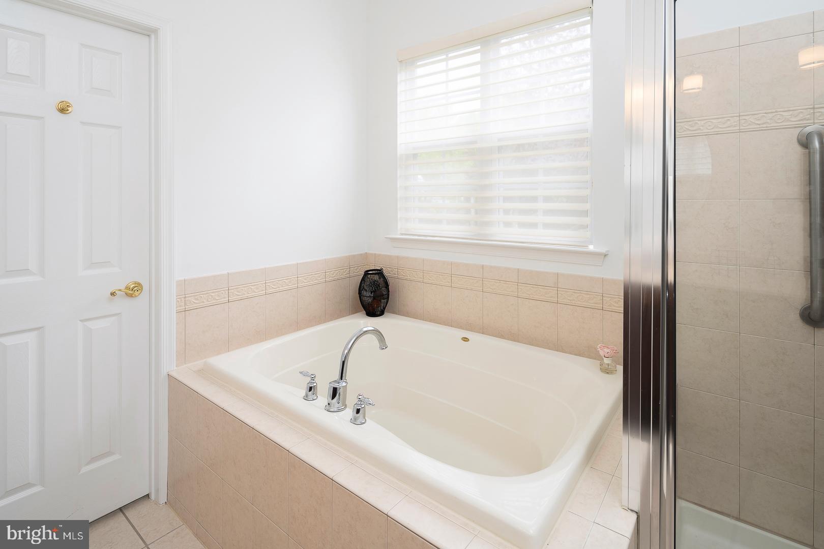 5 York Road Pennington, NJ 08534 - Photo 22 of 31 Master bath Jacuzzi