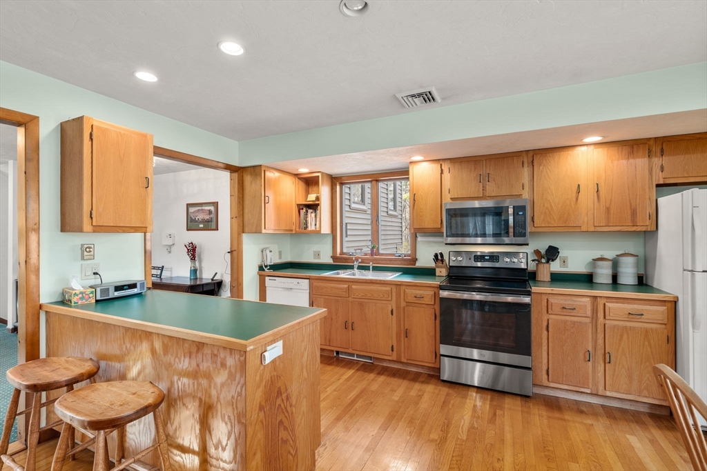 189 Spring Street Hopkinton, MA 01748 - Photo 3 of 28 Gallery Image 3