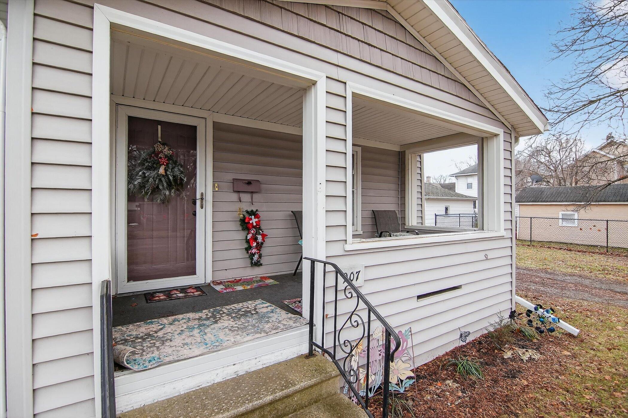 907 Sixth Street Jackson, MI 49203 - Photo 2 of 15 02-907 Sixth St Jackson-Windowstill