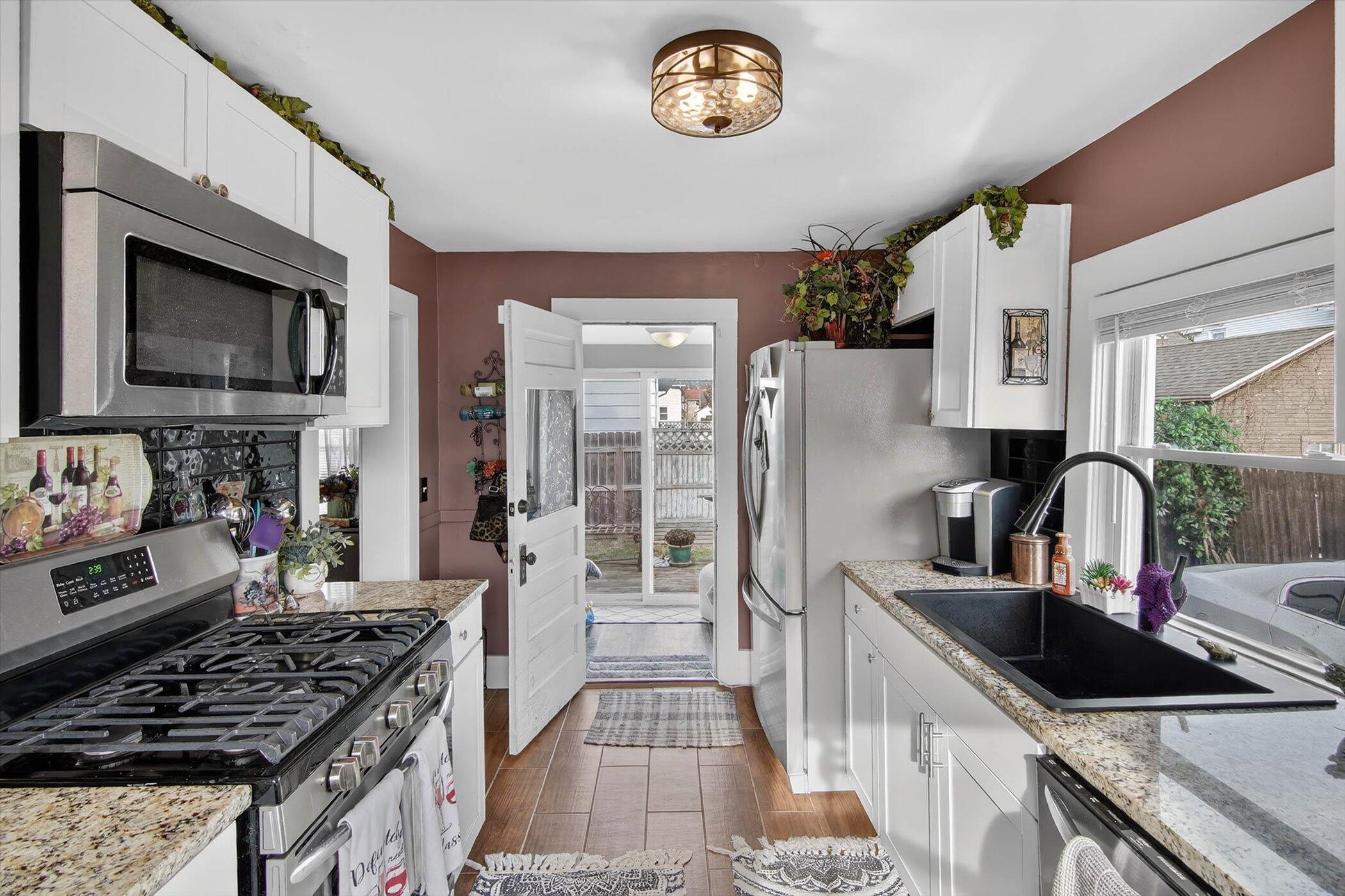 907 Sixth Street Jackson, MI 49203 - Photo 7 of 15 07-907 Sixth St Jackson-Windowstill