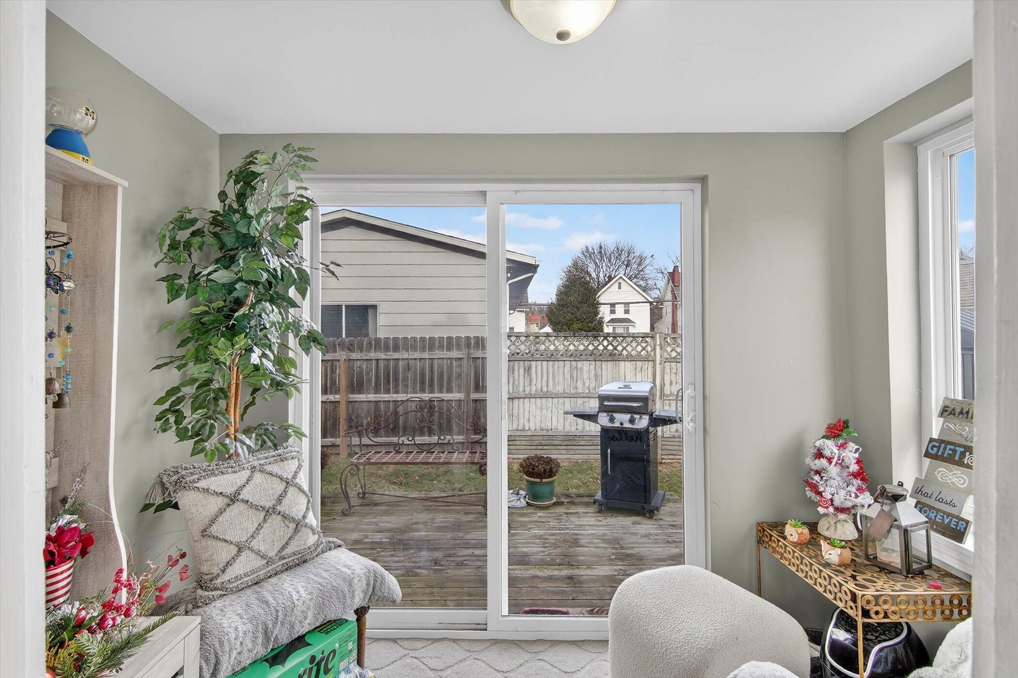 907 Sixth Street Jackson, MI 49203 - Photo 8 of 15 08-907 Sixth St Jackson-Windowstill