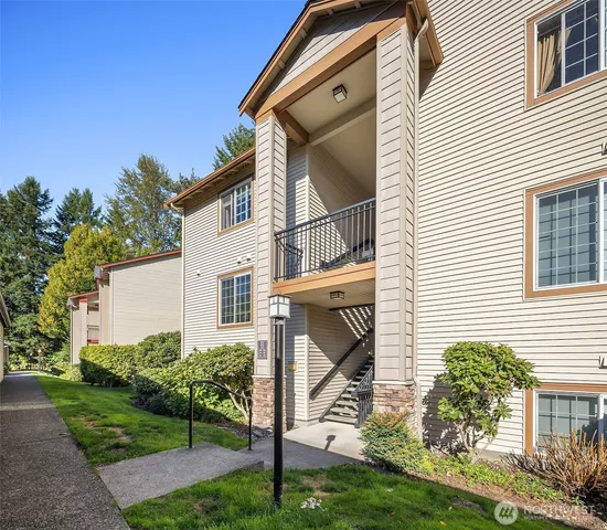 $350,000 | 25025 Southeast Klahanie Boulevard, Unit B101, Issaquah, WA 98029