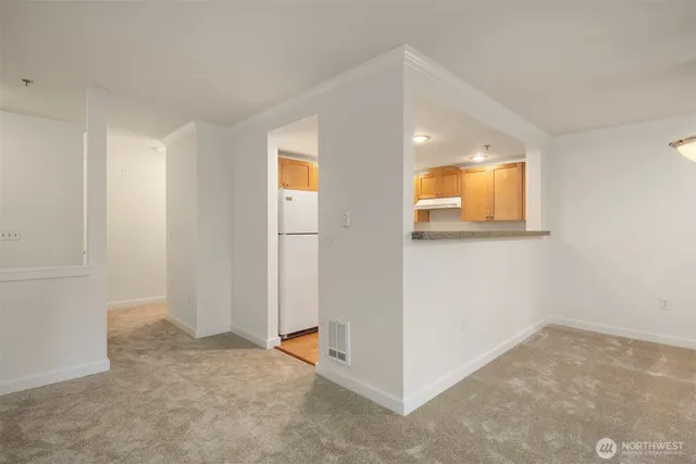 $350,000 | 25025 Southeast Klahanie Boulevard, Unit B101, Issaquah, WA 98029