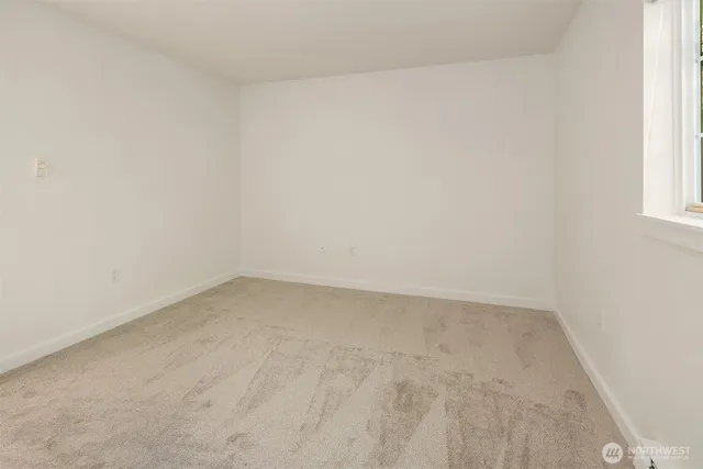 $350,000 | 25025 Southeast Klahanie Boulevard, Unit B101, Issaquah, WA 98029