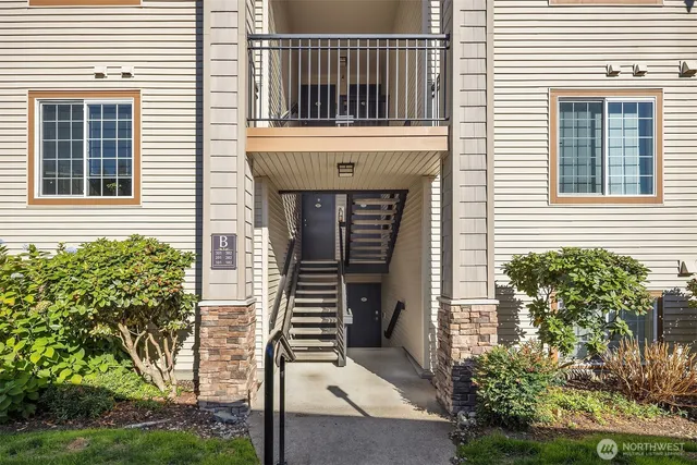 $350,000 | 25025 Southeast Klahanie Boulevard, Unit B101, Issaquah, WA 98029