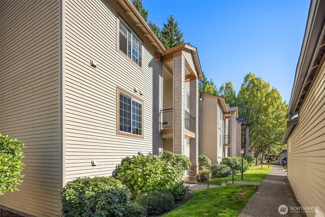 $350,000 | 25025 Southeast Klahanie Boulevard, Unit B101, Issaquah, WA 98029