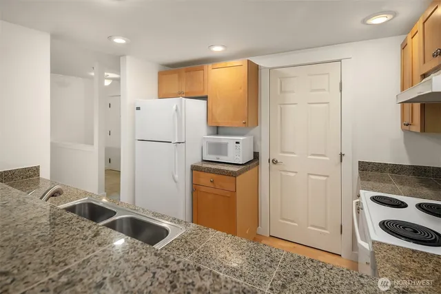 $350,000 | 25025 Southeast Klahanie Boulevard, Unit B101, Issaquah, WA 98029