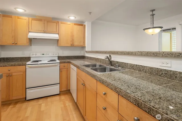 $350,000 | 25025 Southeast Klahanie Boulevard, Unit B101, Issaquah, WA 98029