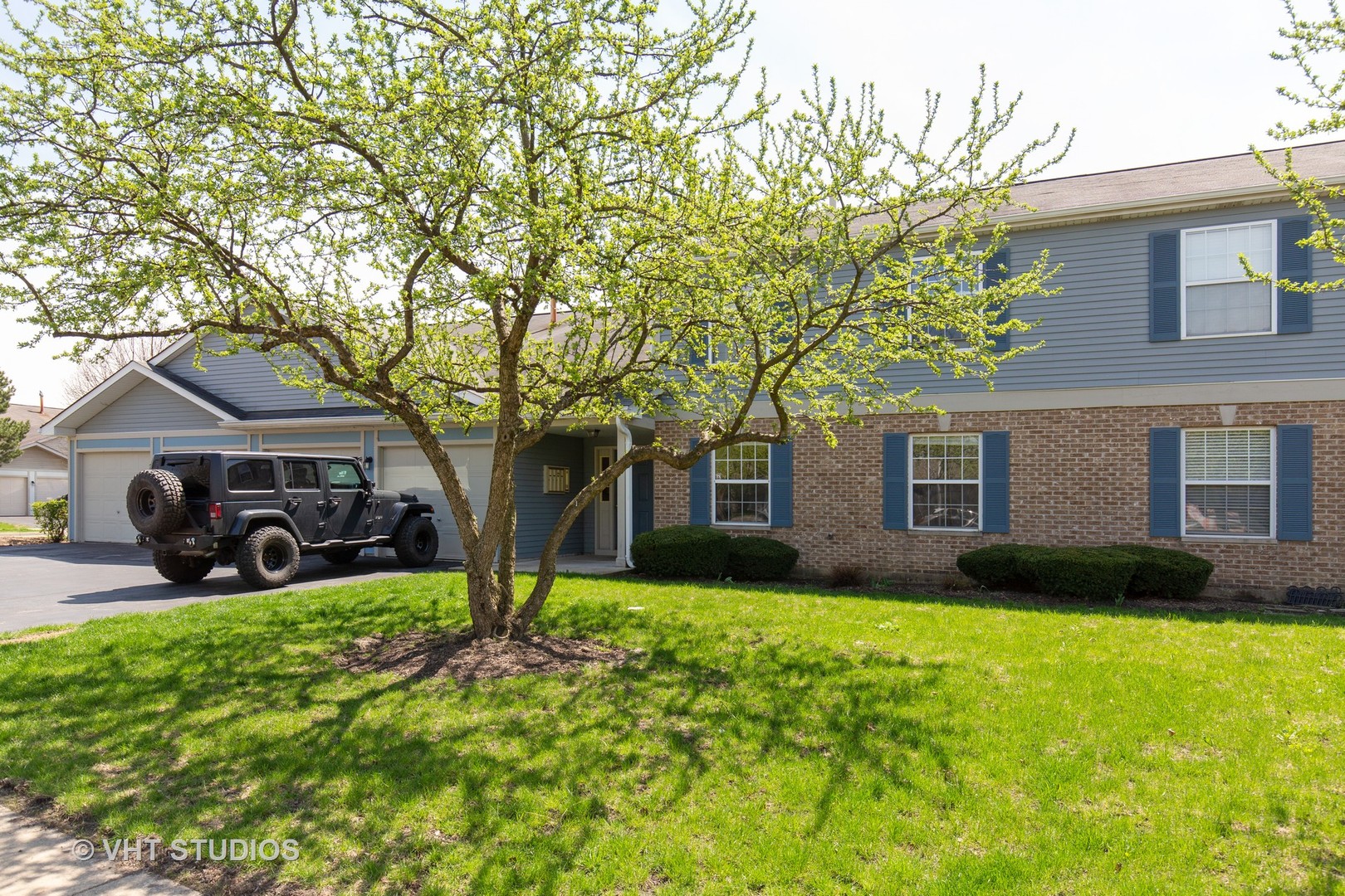 408 Woodview Circle, Unit B Elgin, IL 60120 - Photo 1 of 11