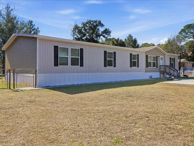 a view of a house with backyard and garden