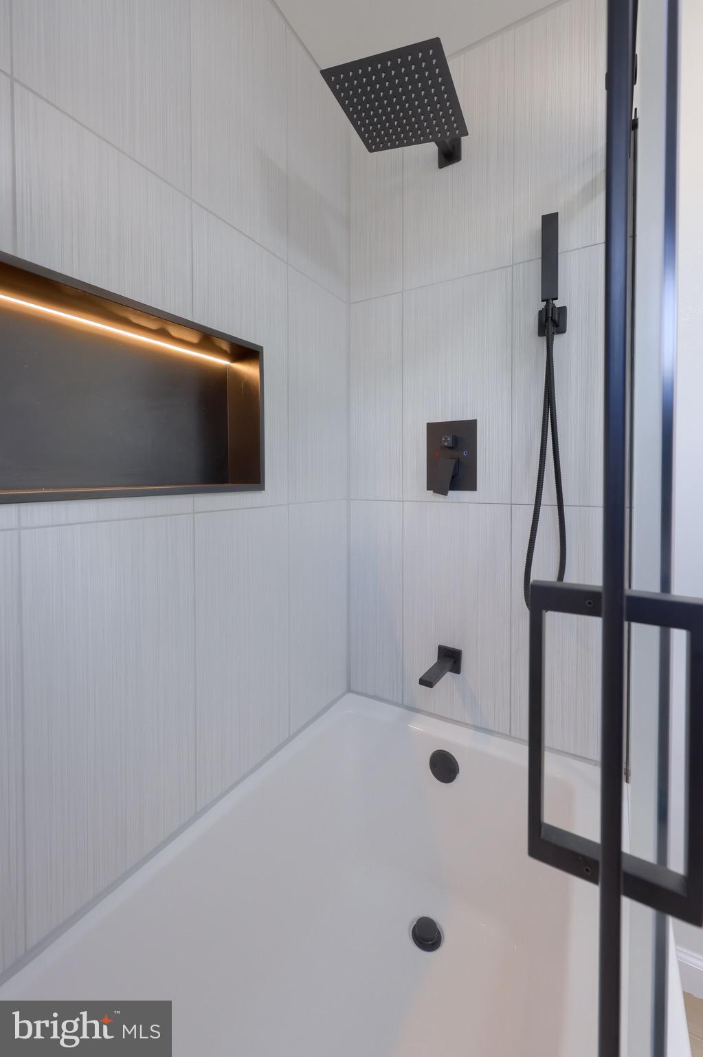 2709 Chapel Road Lancaster, PA 17603 - Photo 41 of 67 a bathroom with a bathtub