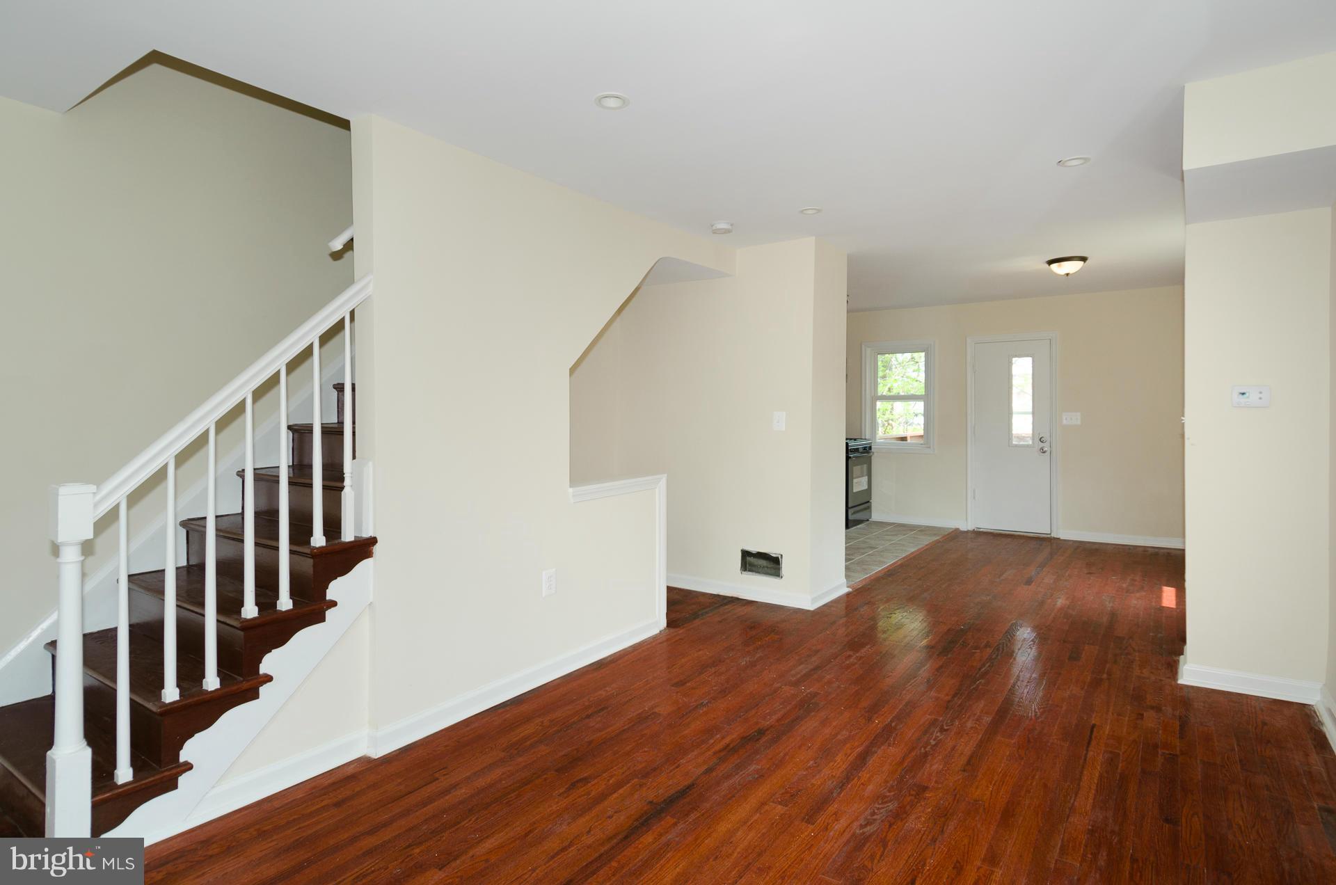 387 Marydell Road Baltimore, MD 21229 - Photo 2 of 27 Living Room