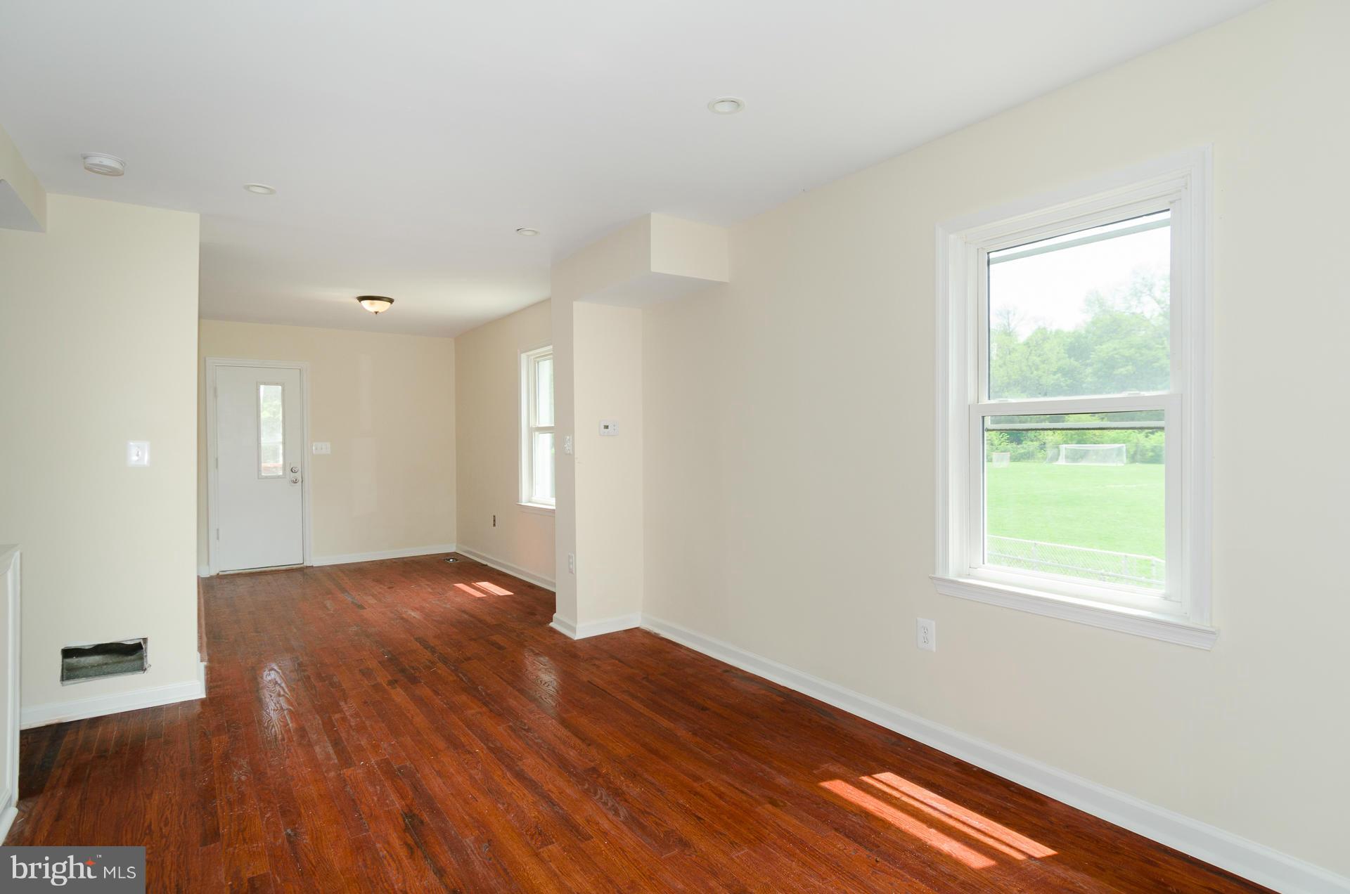 387 Marydell Road Baltimore, MD 21229 - Photo 3 of 27 Living Room