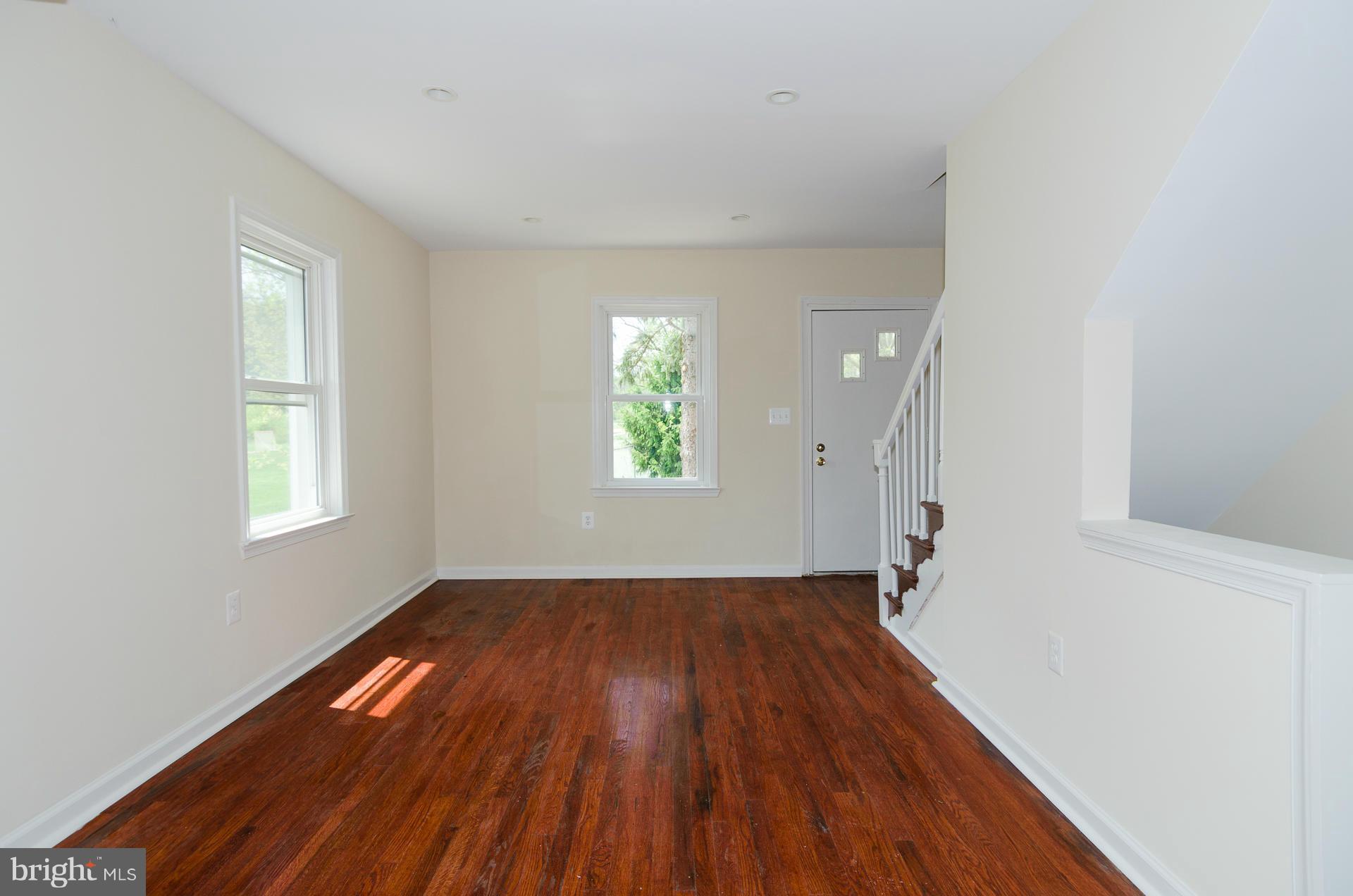 387 Marydell Road Baltimore, MD 21229 - Photo 4 of 27 Living Room