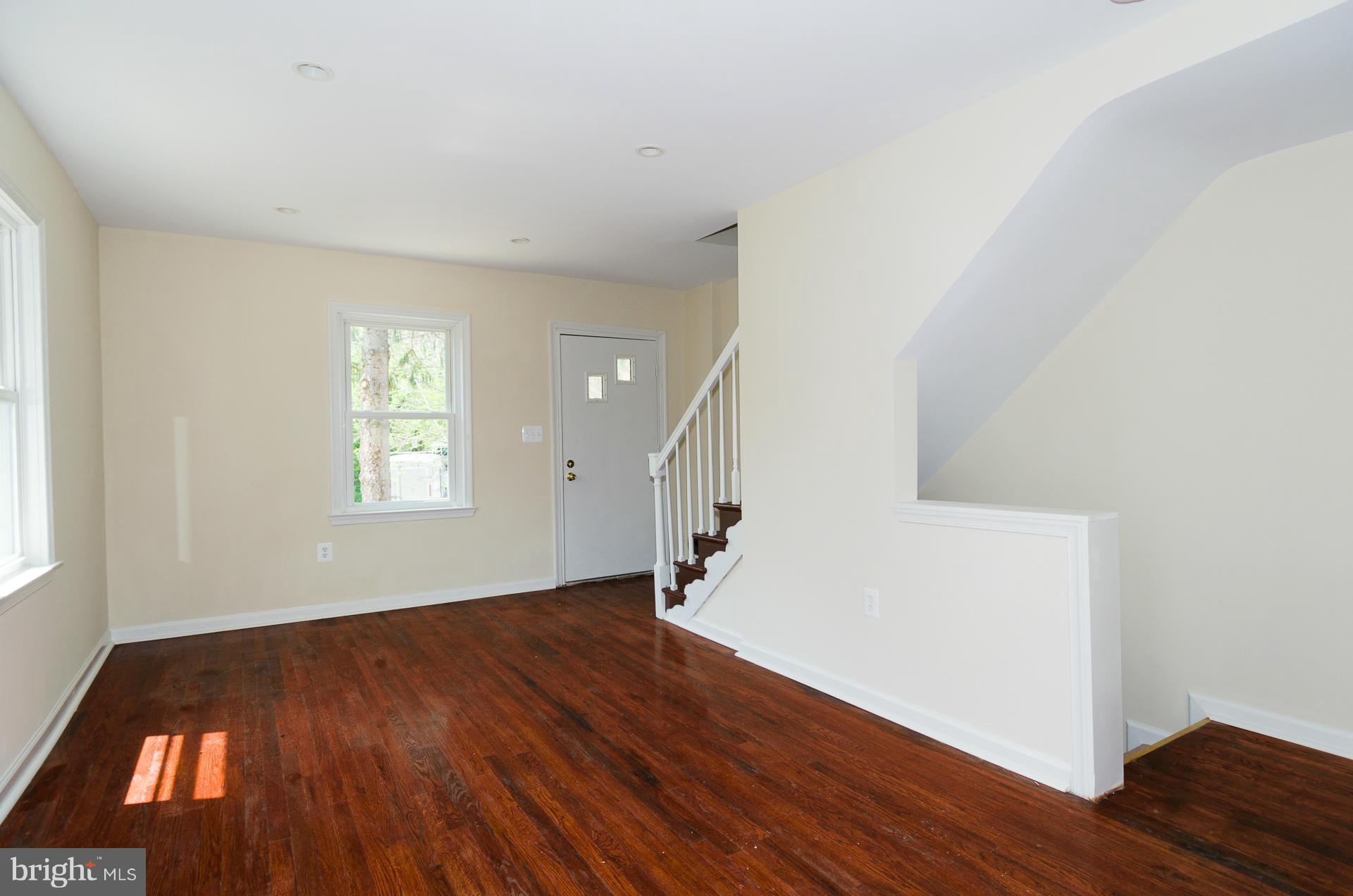 387 Marydell Road Baltimore, MD 21229 - Photo 5 of 27 Living Room