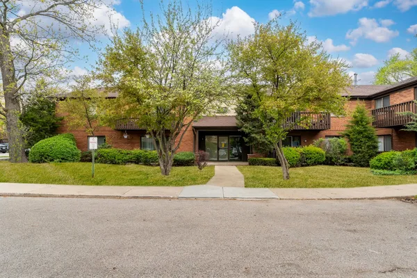 $168,000 | 33561 North Royal Oak Lane, Unit 209, Grayslake, IL 60030