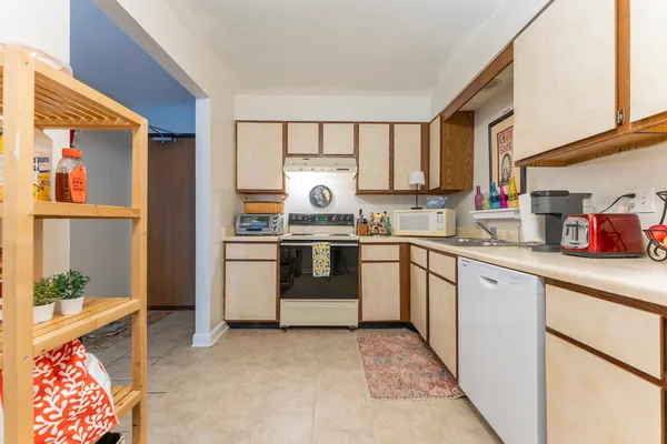 $168,000 | 33561 North Royal Oak Lane, Unit 209, Grayslake, IL 60030