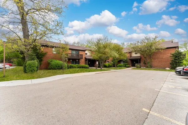 $168,000 | 33561 North Royal Oak Lane, Unit 209, Grayslake, IL 60030