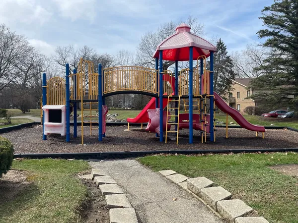 $168,000 | 33561 North Royal Oak Lane, Unit 209, Grayslake, IL 60030