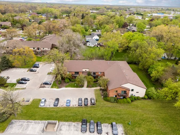 $168,000 | 33561 North Royal Oak Lane, Unit 209, Grayslake, IL 60030